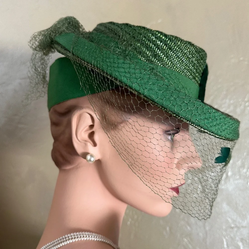 BREATHTAKING 1930s' GREEN STRAW TILT HAT - TWO-TONE FEATHER "WING" + VEIL - Picture 4 of 11